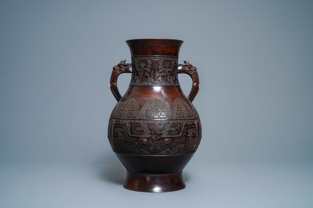 Un vase de style archa&iuml;que en bronze, marque de Zuo zisun yong, 18&egrave;me