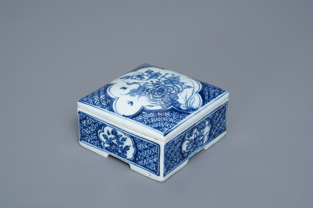Une bo&icirc;te couverte de forme carr&eacute; en porcelaine de Chine en bleu et blanc, Ming