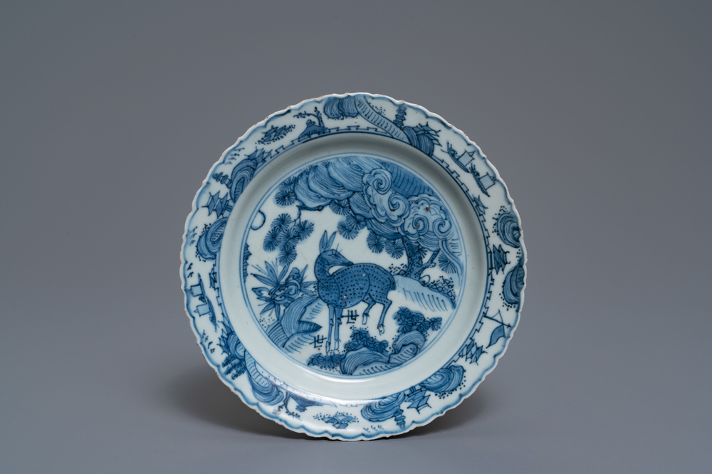 Een fijn Chinees blauw-wit bord met een hert, Wanli