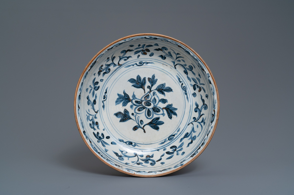An Annamese blue and white dish with floral design, Vietnam, 15/16th C.
