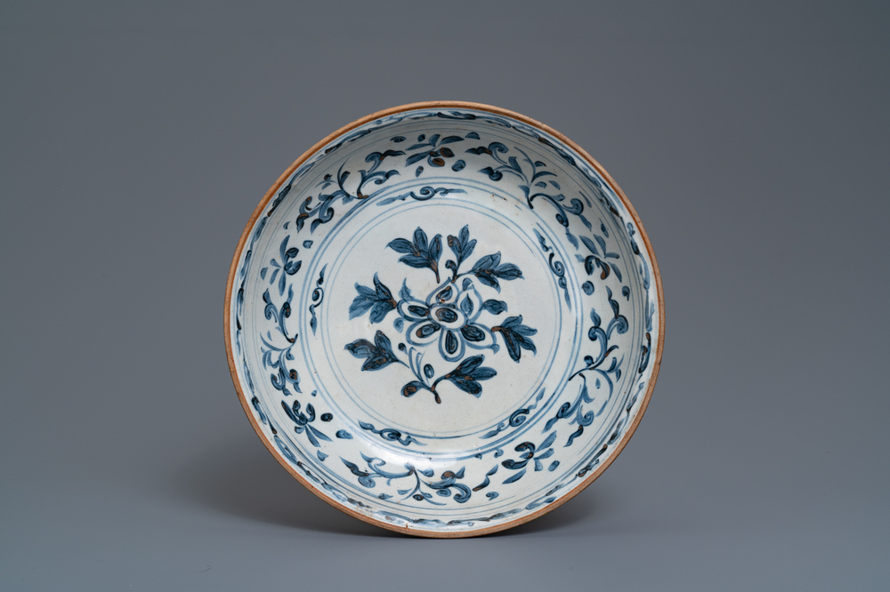 Un plat en gr&egrave;s porcelaineux en bleu et blanc, Annam, Vietnam, 15/16&egrave;me