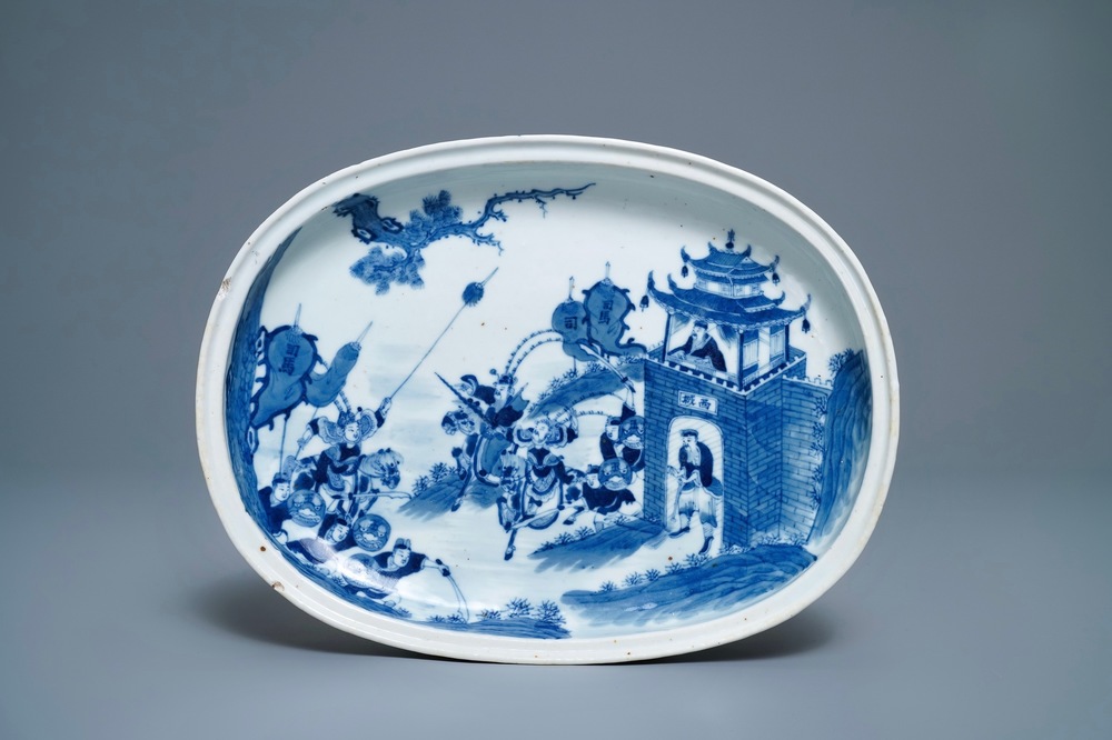 Een Chinese blauw-witte ovale 'Bleu de Hue' schotel voor de Vietnamese markt, 19e eeuw