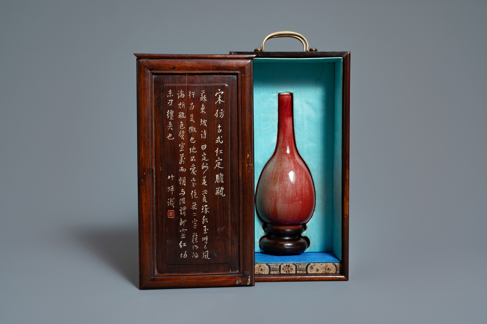 Un vase de forme bouteille en porcelaine de Chine rouge monochrome dans sa bo&icirc;te de pr&eacute;sentation, R&eacute;publique