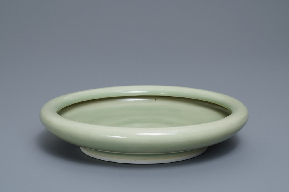 Un lave-pinceaux en porcelaine de Chine c&eacute;ladon monochrome, Qianlong