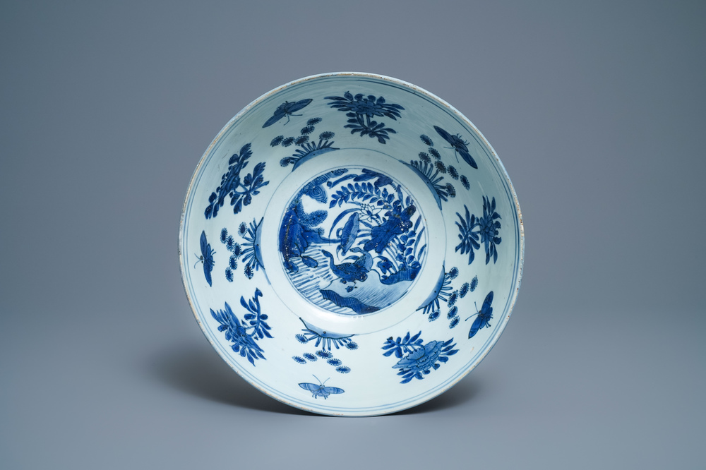 Een grote Chinese blauw-witte kom met eenden, Wanli