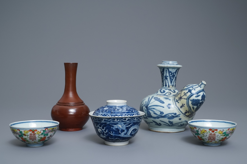 Une collection vari&eacute;e en porcelaine de Chine et gr&egrave;s de Yixing, Ming et apr&egrave;s