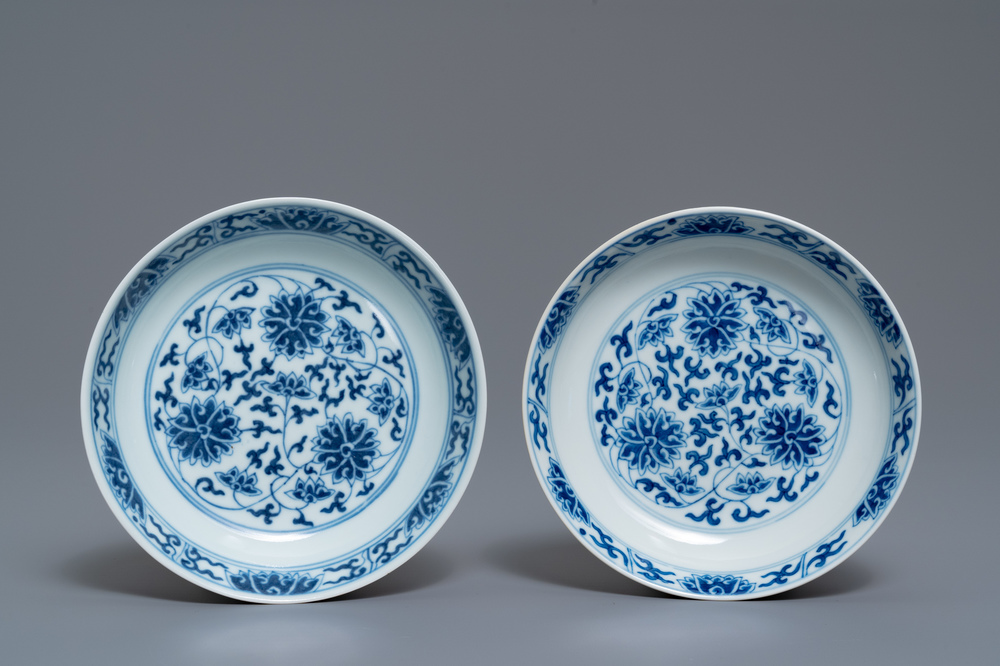 Une paire d'assiettes en porcelaine de Chine en bleu et blanc, marque et &eacute;poque de Guangxu