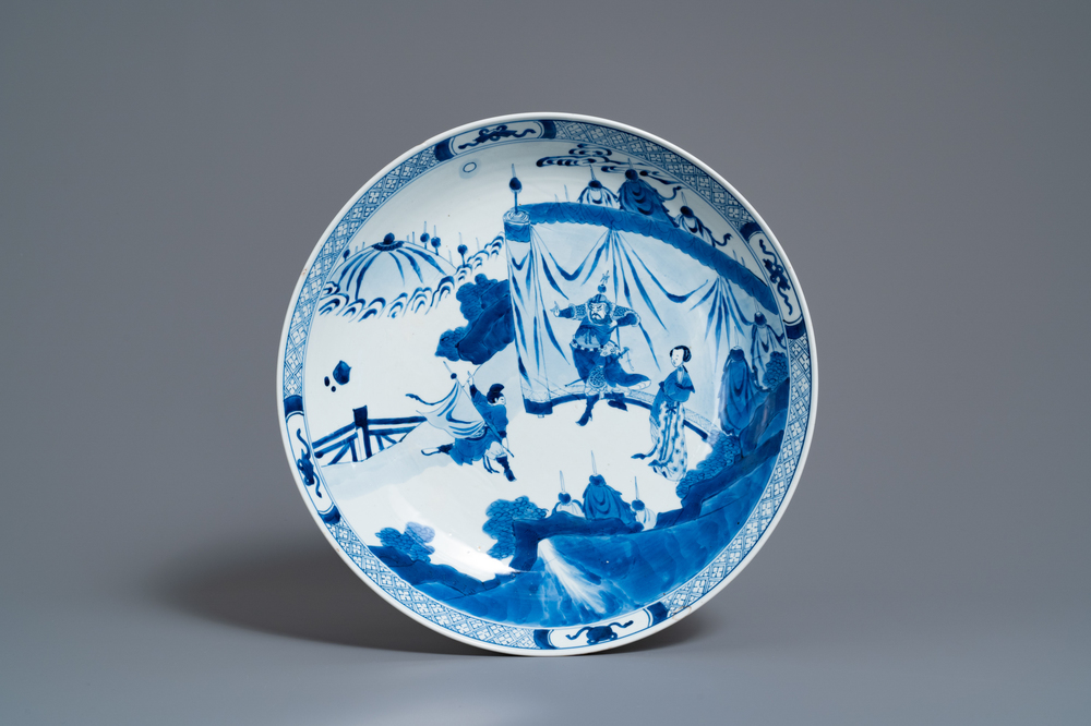 Een Chinese blauw-witte schotel met verhalend decor, Kangxi