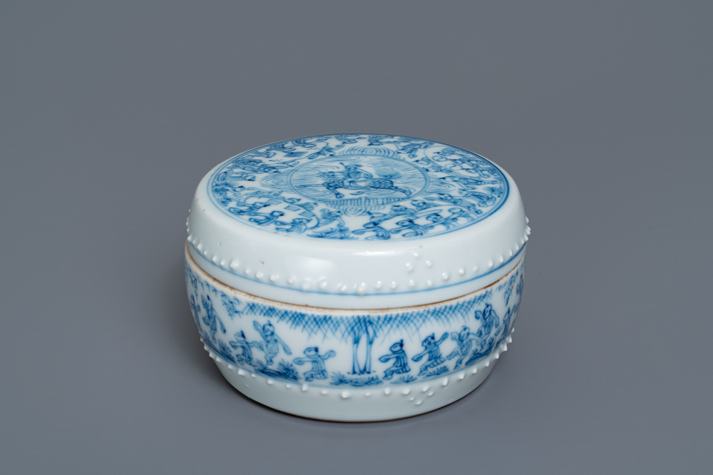 Une bo&icirc;te couverte en porcelaine de Chine en bleu et blanc &agrave; d&eacute;cor figuratif, Kangxi/Yongzheng