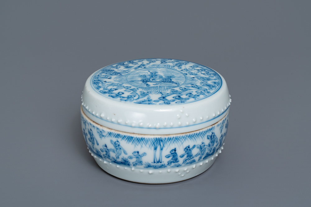 Een Chinese blauw-witte dekseldoos met figuratief decor, Kangxi/Yongzheng