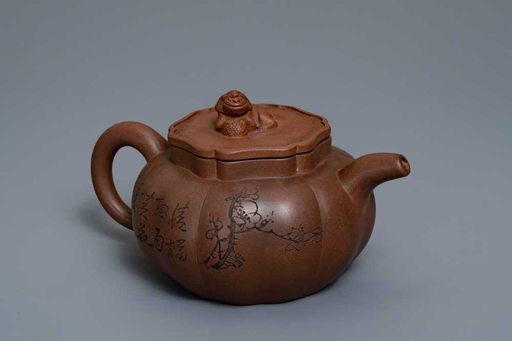 A Chinese Yixing stoneware teapot and cover with inscription, impressed seal marks, 19/20th C.