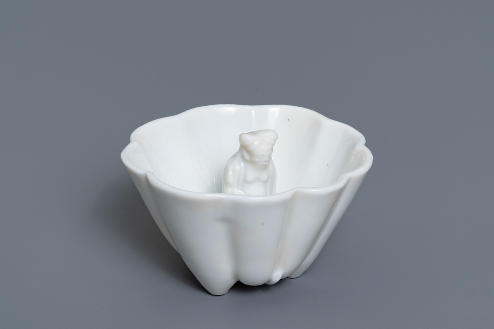 Une tasse surprise en porcelaine blanc de Chine figurant 'Lu Hong Jian', &eacute;poque Transition