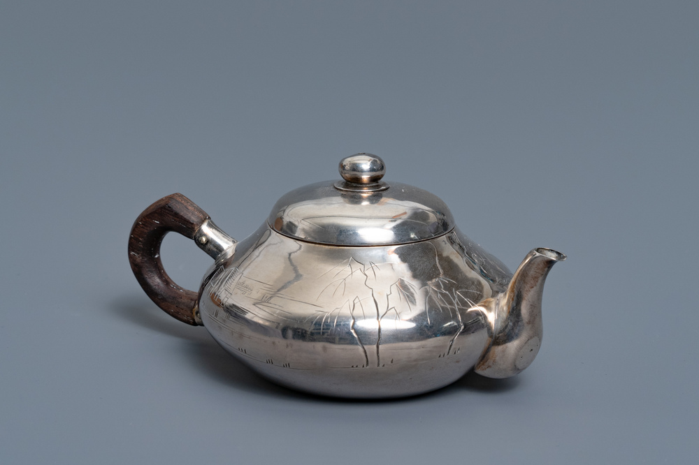 A Chinese silver teapot and cover, impressed mark, 19/20th C.