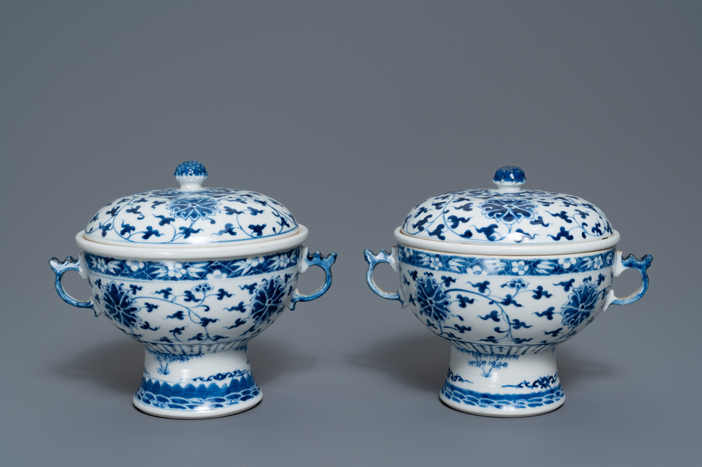 Une paire de bols couverts en porcelaine de Chine en bleu et blanc, 19&egrave;me