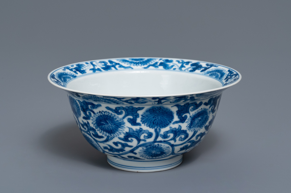 Un bol en porcelaine de Chine en bleu et blanc &agrave; d&eacute;cor de rinceaux floraux, Kangxi
