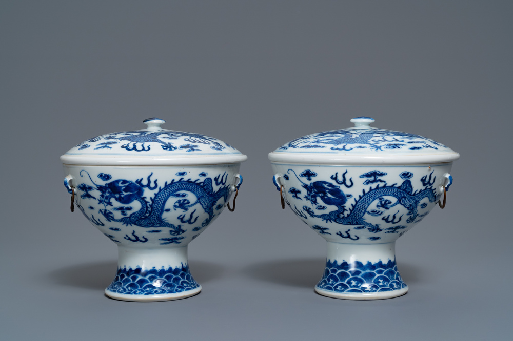 A pair of Chinese blue and white 'dragon' bowls and covers, 19th C.