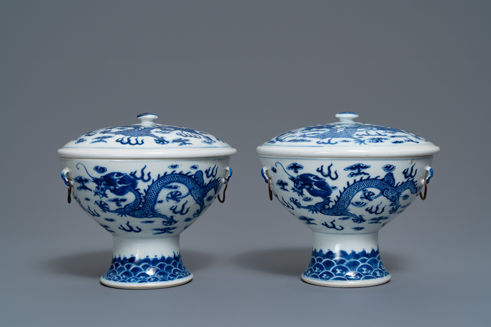 A pair of Chinese blue and white 'dragon' bowls and covers, 19th C.