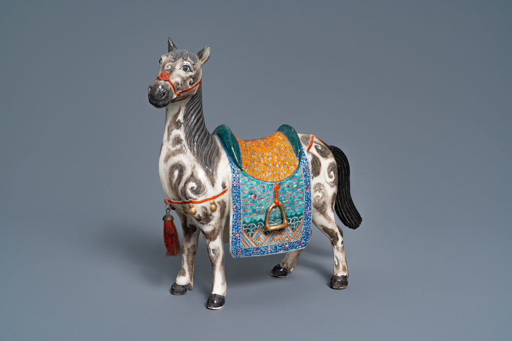 Un grand mod&egrave;le d'un cheval en porcelaine de Chine famille rose, 19&egrave;me