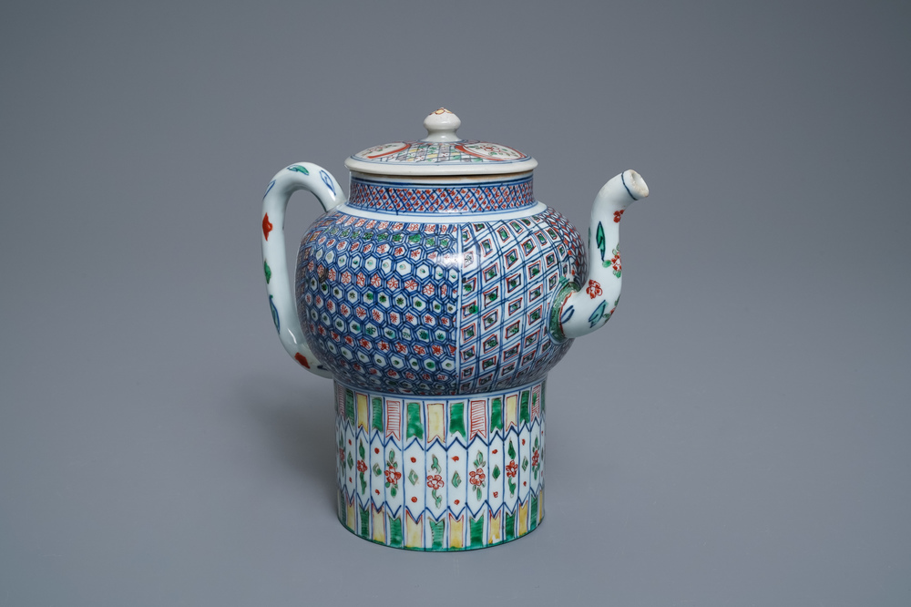 Une grande th&eacute;i&egrave;re couverte en porcelaine de Chine wucai, &eacute;poque Transition ou Kangxi