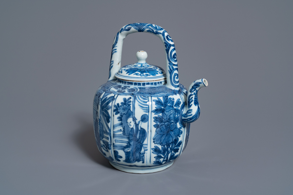 Een Chinese blauw-witte wijnkan met figuren, Wanli
