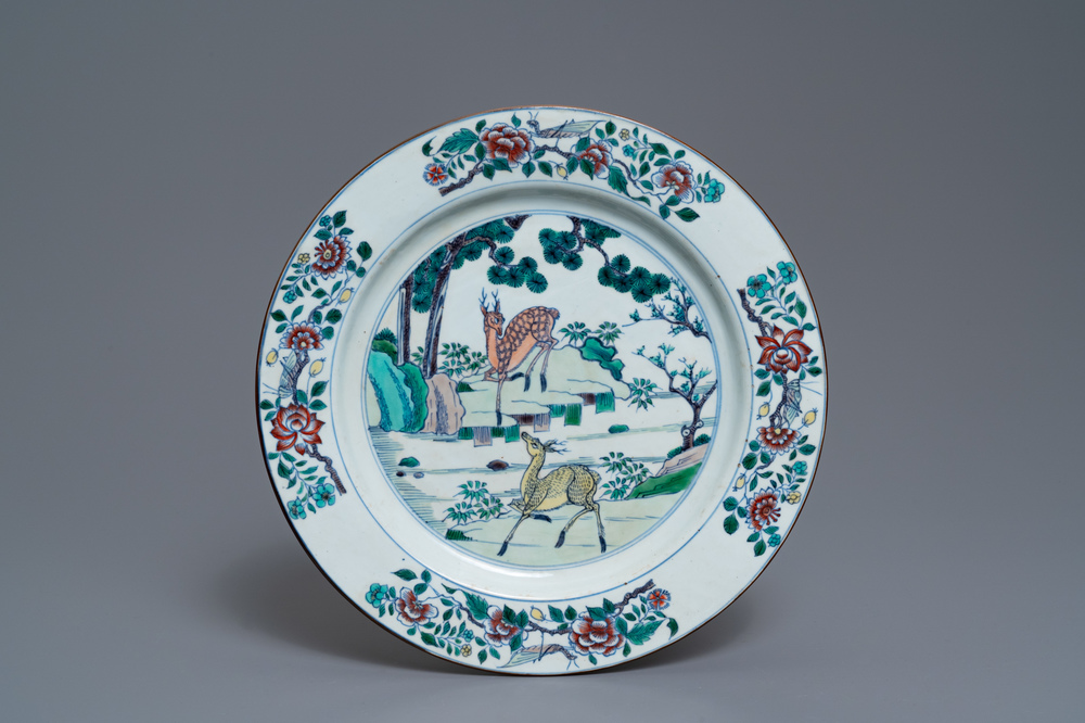 Un plat en porcelaine de Chine doucai &agrave; d&eacute;cor de deux cerfs, Kangxi