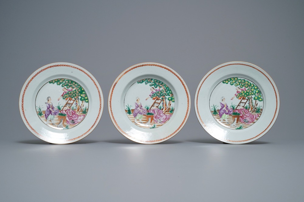 Trois assiettes en porcelaine de Chine famille rose &agrave; la cueillette des cerises, Qianlong