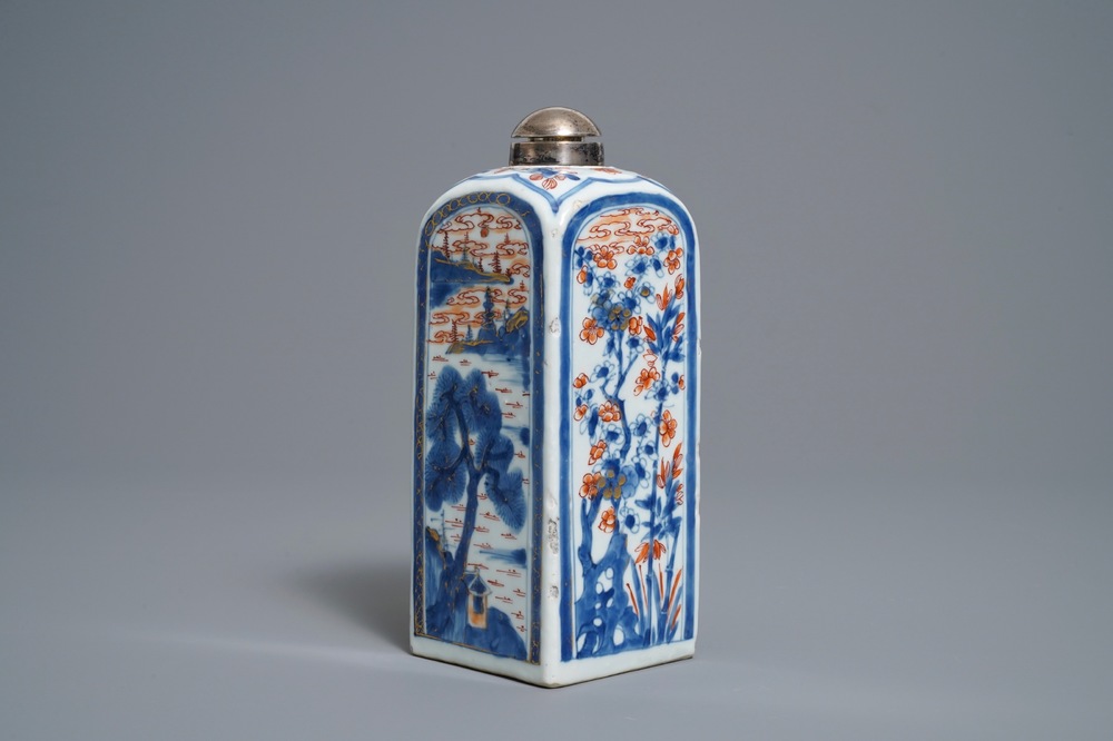 Een Chinese vierkante Imari-stijl fles met zilveren montuur, Kangxi