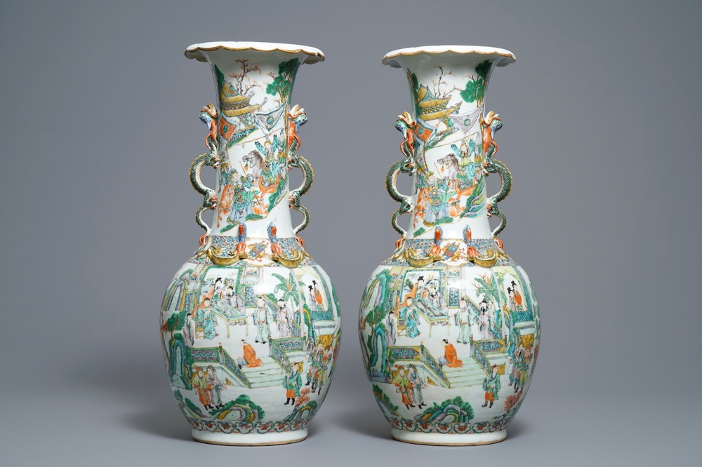 Une paire de vases en porcelaine de Chine famille verte de Canton, 19&egrave;me