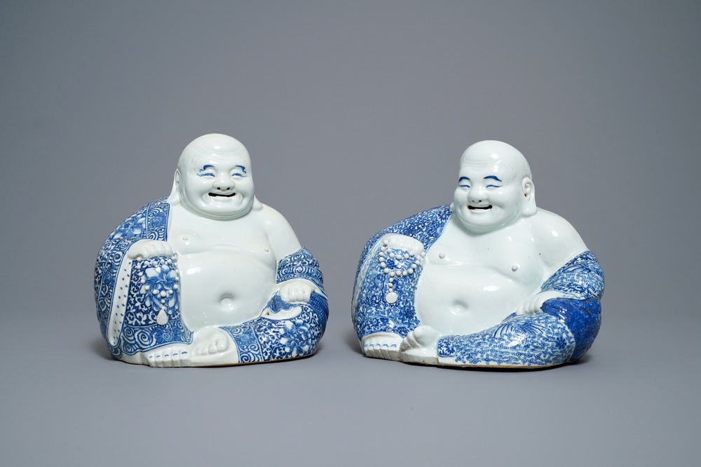 Deux figures de Bouddha en porcelaine de Chine en bleu et blanc, 19/20&egrave;me