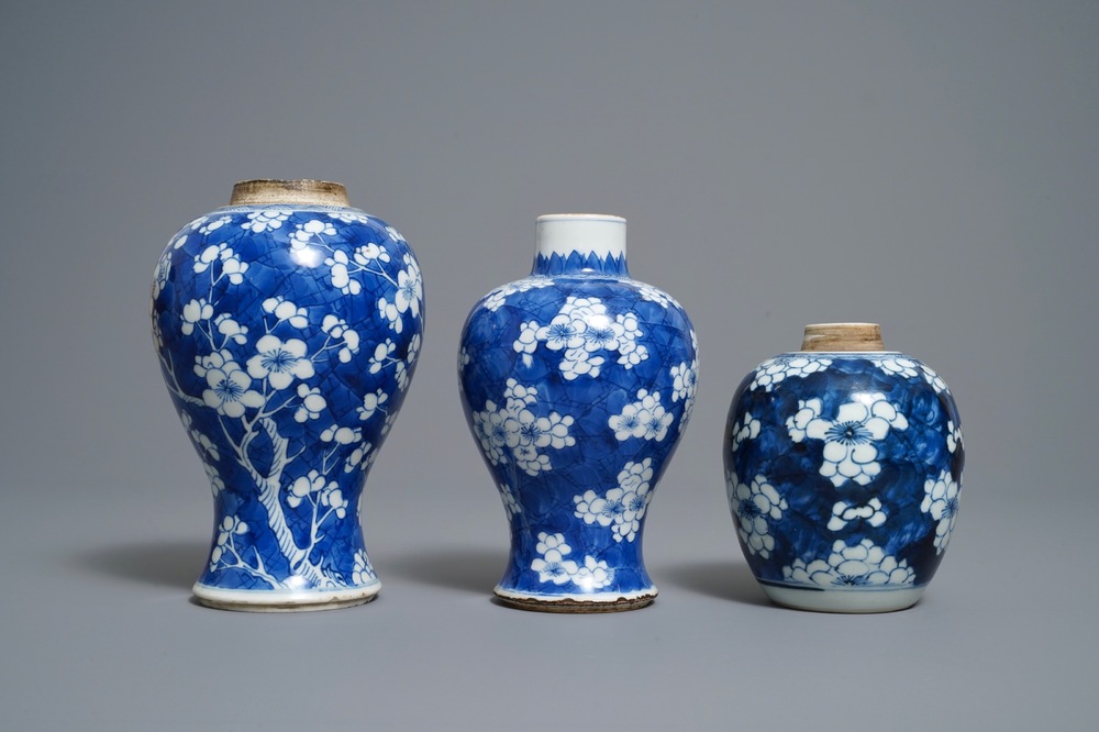 Drie Chinese blauw-witte vazen met 'prunus op gebroken ijs', Kangxi