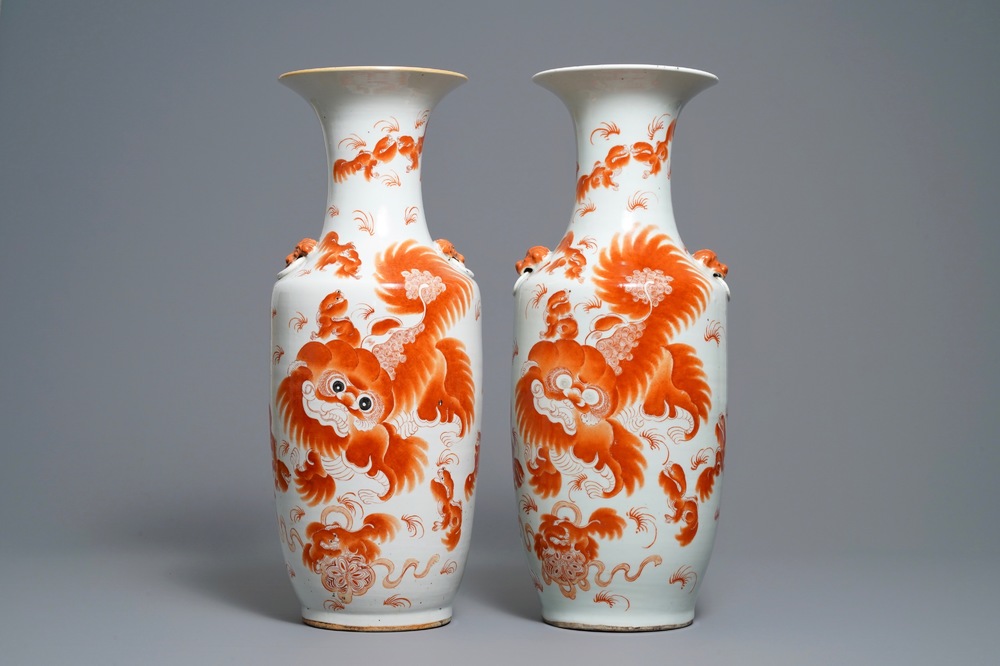 Une paire de vases en porcelaine de Chine &agrave; d&eacute;cor de lions bouddhistes en rouge de fer, 19/20&egrave;me