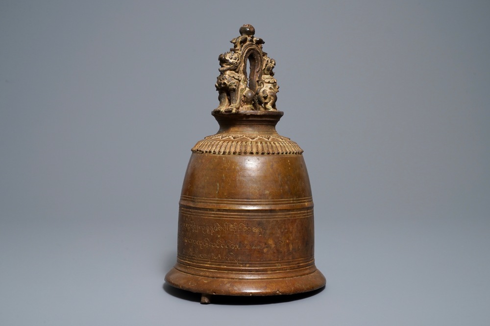 Une grande cloche de temple en bronze &agrave; inscription, Birmanie, 19&egrave;me