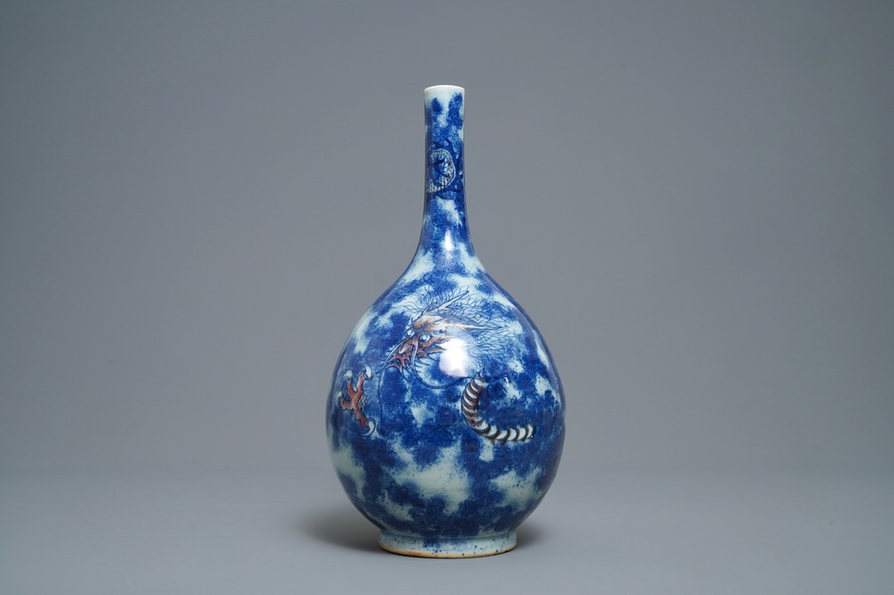 Een Chinese blauw-witte en koperrode vaas met een draak in een wolkpartij, Qianlong/Jiaqing