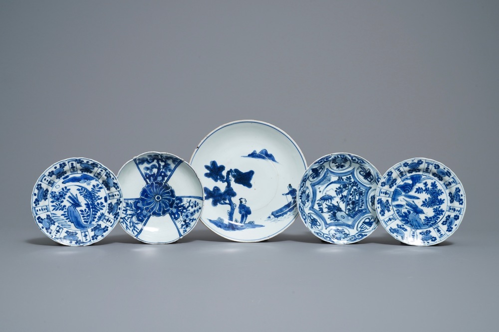 Cinq assiettes en porcelaine de Chine en bleu et blanc de type kraak et ko-sometsuke, Wanli/Tianqi
