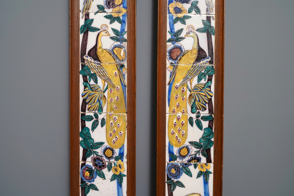 Een paar verticale polychrome Delftse tegeltableaus met pauwen, eind 18e eeuw
