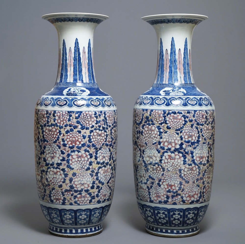 Une paire de grands vases en porcelaine de Chine en bleu, blanc et rouge de cuivre, 19&egrave;me
