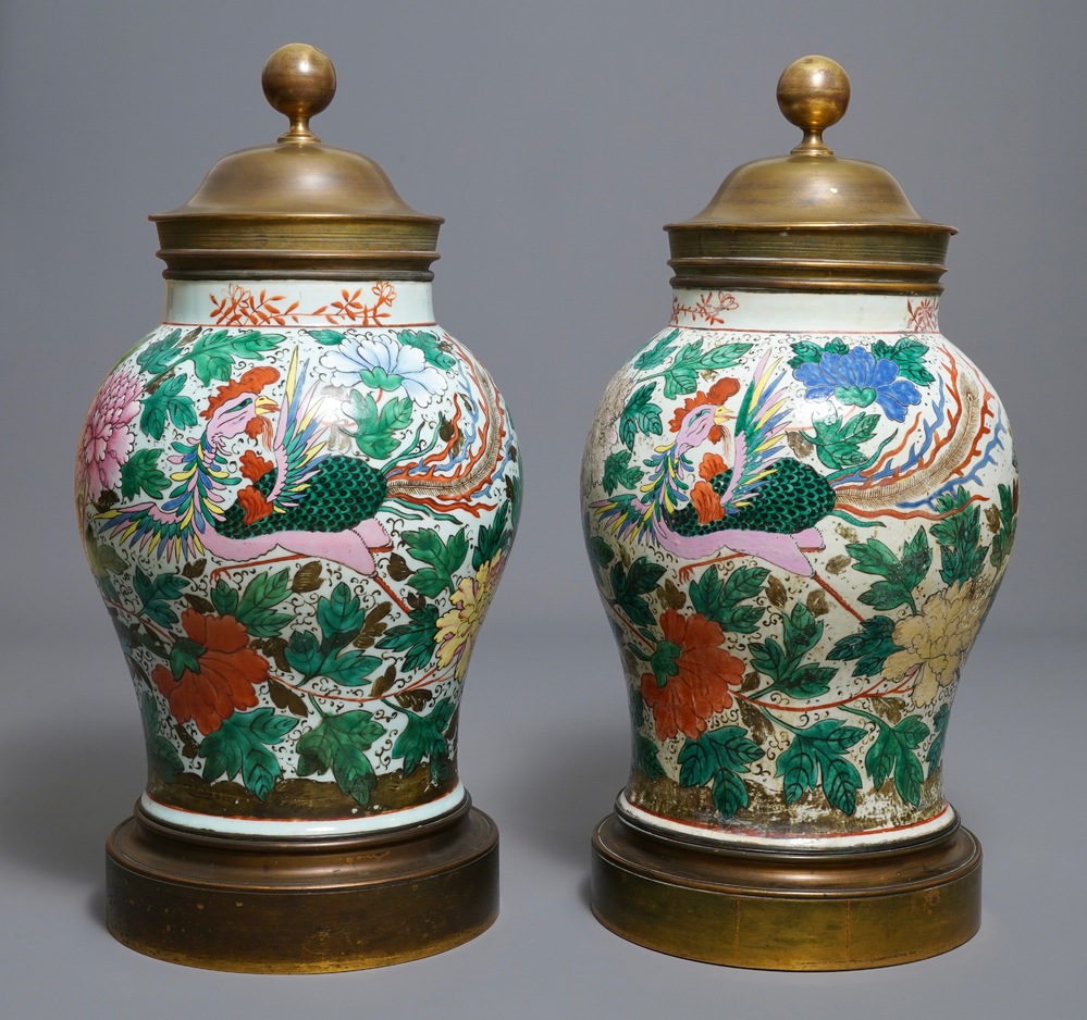 Une paire de grands vases en porcelaine de Chine famille rose aux montures en bronze dor&eacute;, 19&egrave;me