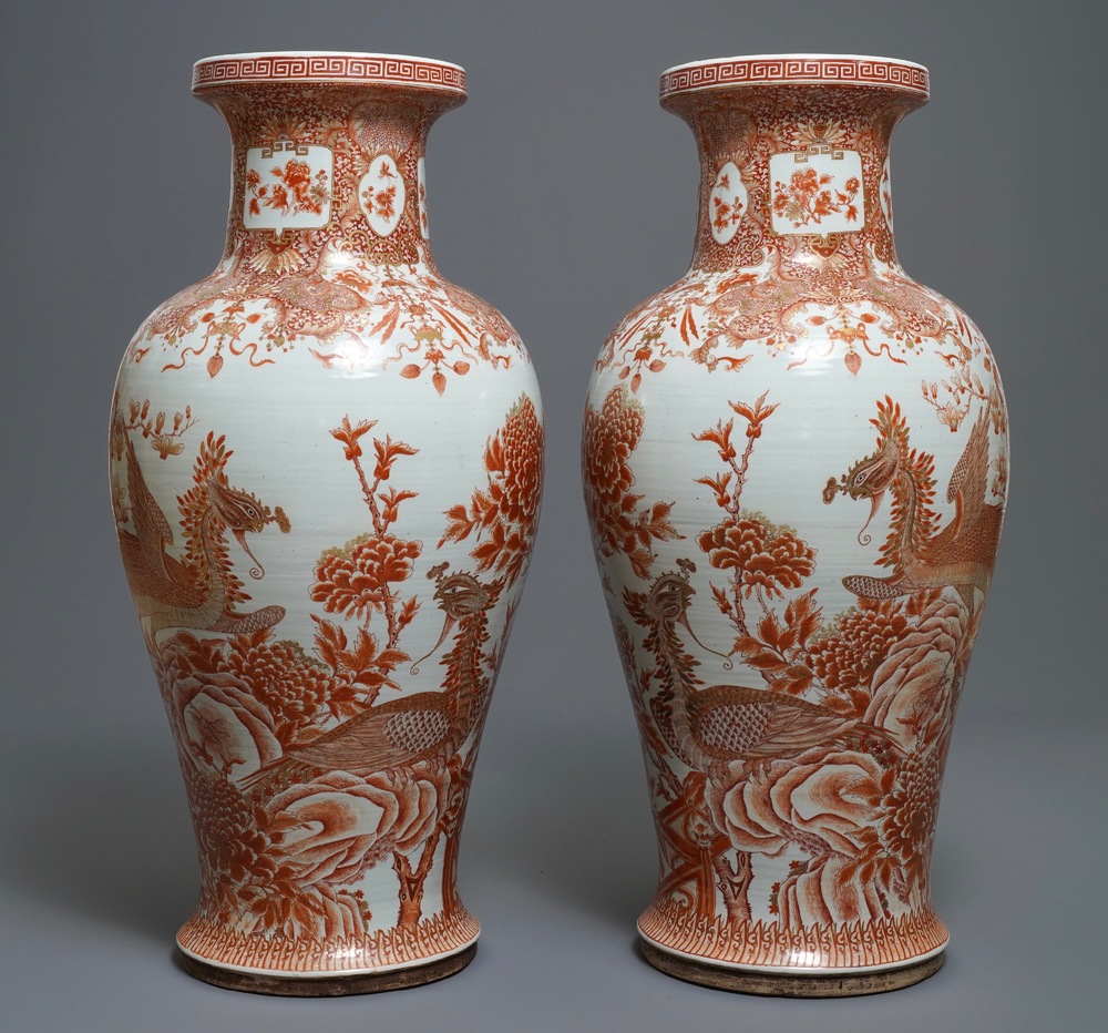 Une paire de grands vases en porcelaine de Chine &agrave; d&eacute;cor de ph&eacute;nix en rouge de fer et dor&eacute;, Qianlong