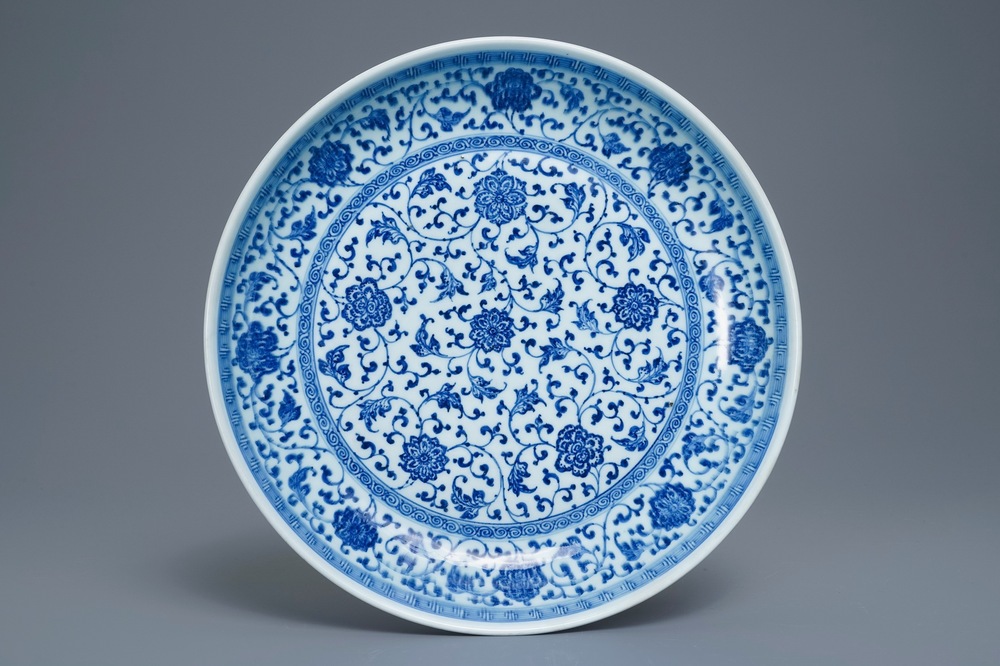Un plat en porcelaine de Chine bleu et blanc &agrave; d&eacute;cor de rinceaux floraux de style Ming, Qianlong