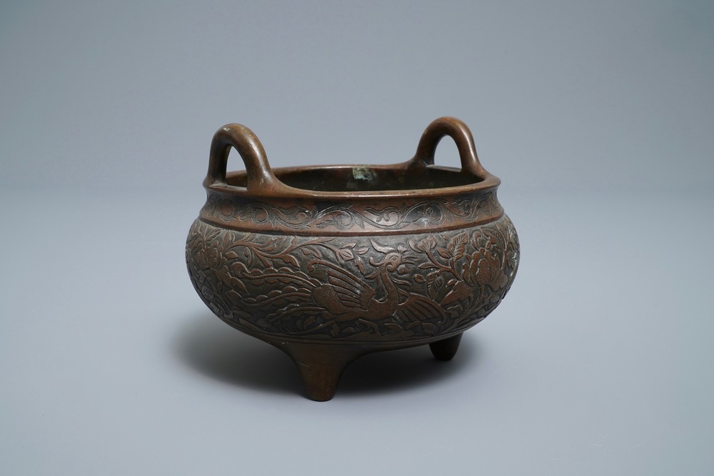 Een Chinese bronzen wierookbrander met feniksen en pioenen, Xuande merk, 18e eeuw