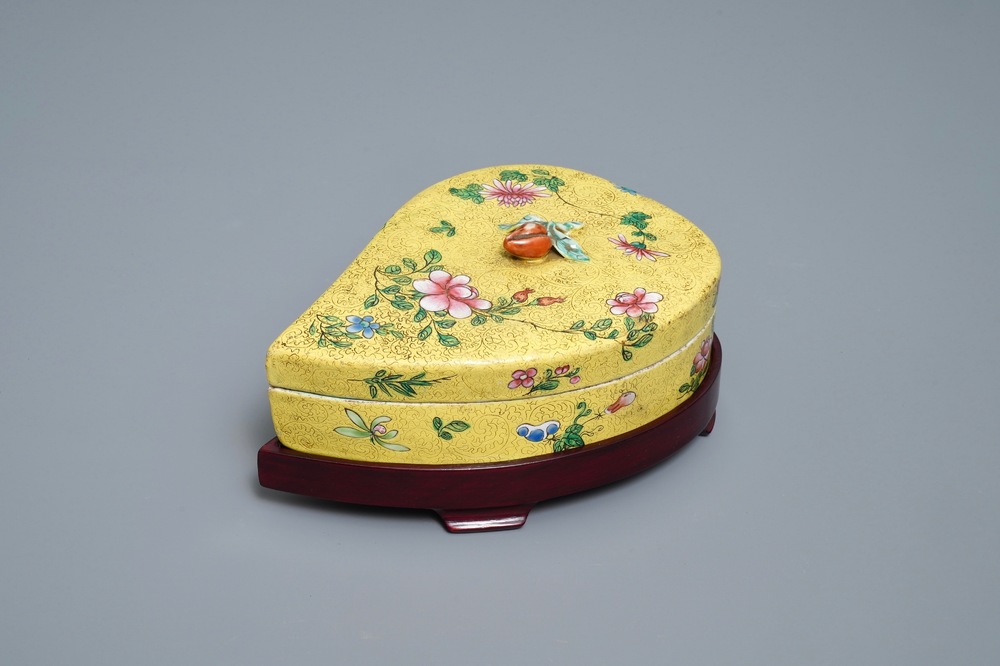 Une bo&icirc;te couverte en porcelaine de Chine famille rose &agrave; fond jaune, 19/20&egrave;me