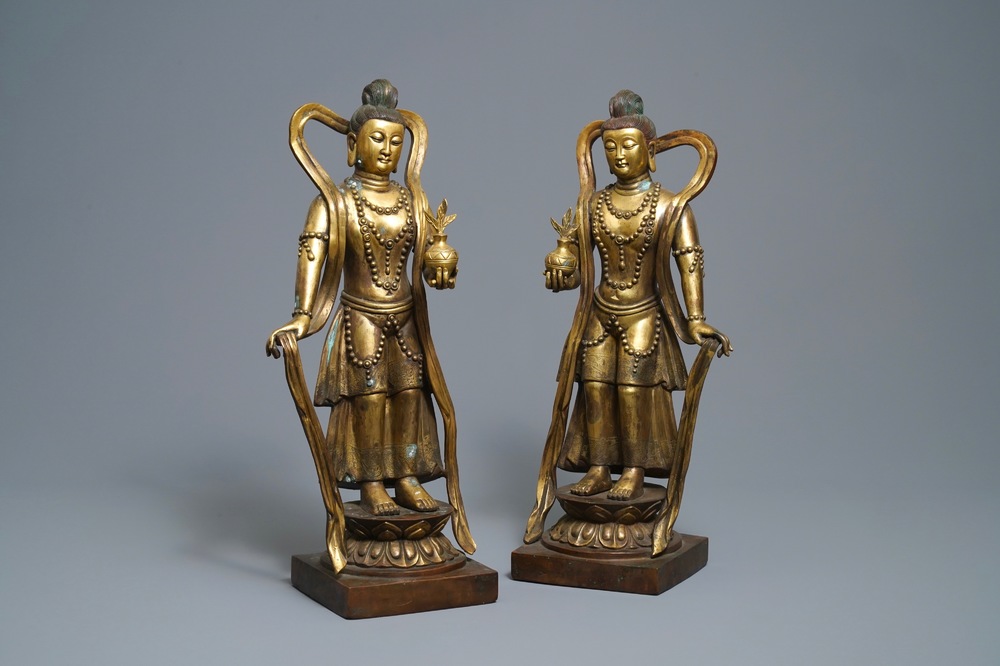 Une paire de grandes figures en bronze dor&eacute;, Chine, 19&egrave;me