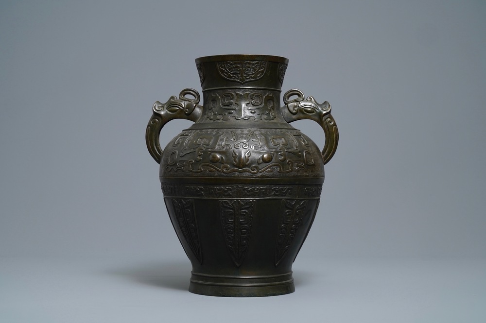 Een Chinese archa&iuml;sche bronzen vaas, Qianlong