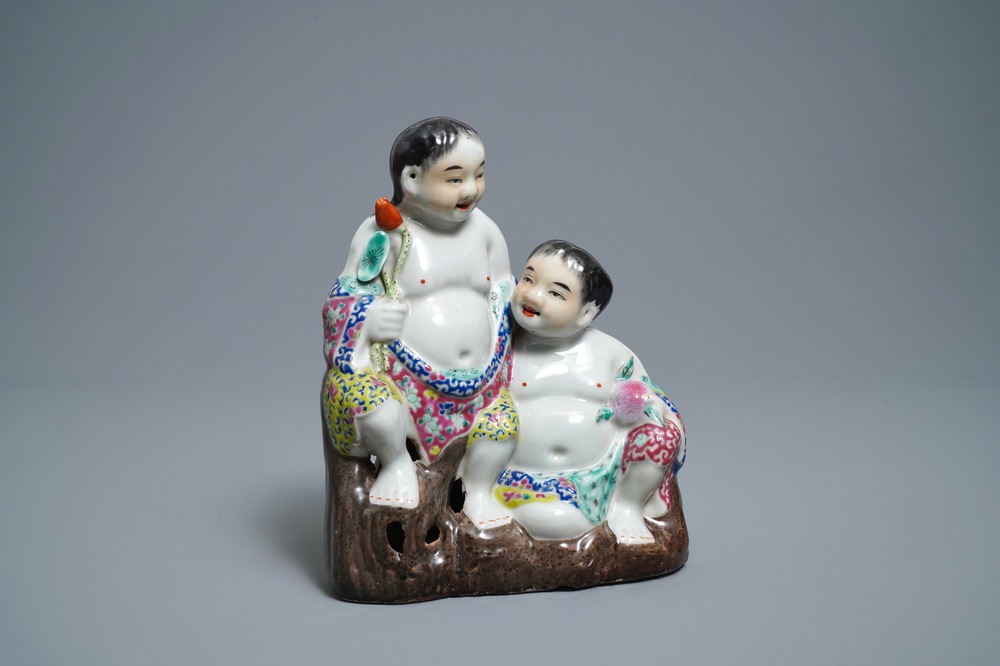 Un groupe en porcelaine de Chine famille rose figurant deux gar&ccedil;ons, marques en creux, R&eacute;publique