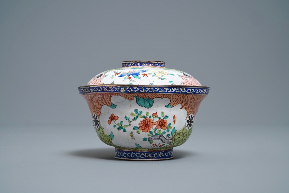 Un bol couvert en &eacute;maux de Canton &agrave; d&eacute;cor de fleurs et papillons, Chine, Qianlong/Jiaqing