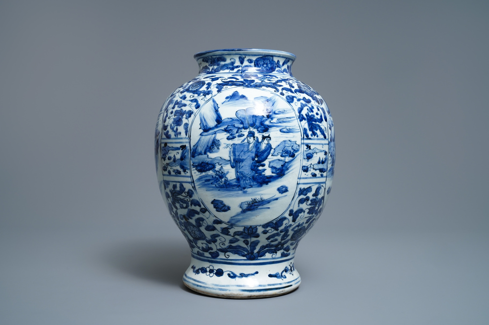 Een Chinese blauw-witte dekselvaas met figuratieve medaillons, Wanli