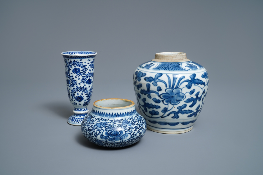 Twee Chinese blauw-witte potten en een beker, Kangxi/Yongzheng