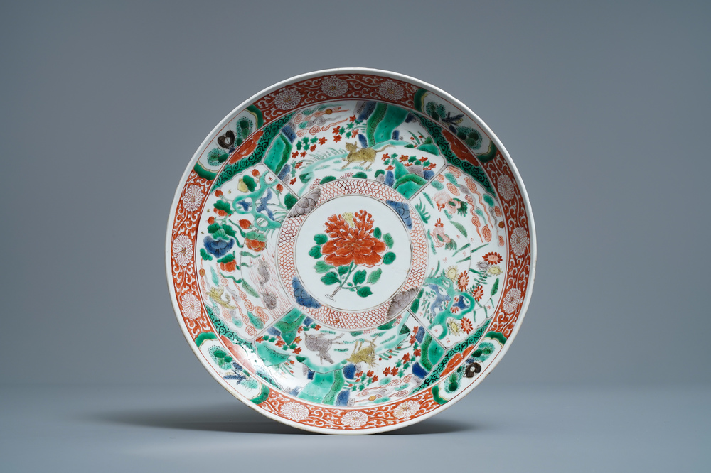 Un plat en porcelaine de Chine famille verte &agrave; d&eacute;cor d'animaux et de fleurs, Kangxi
