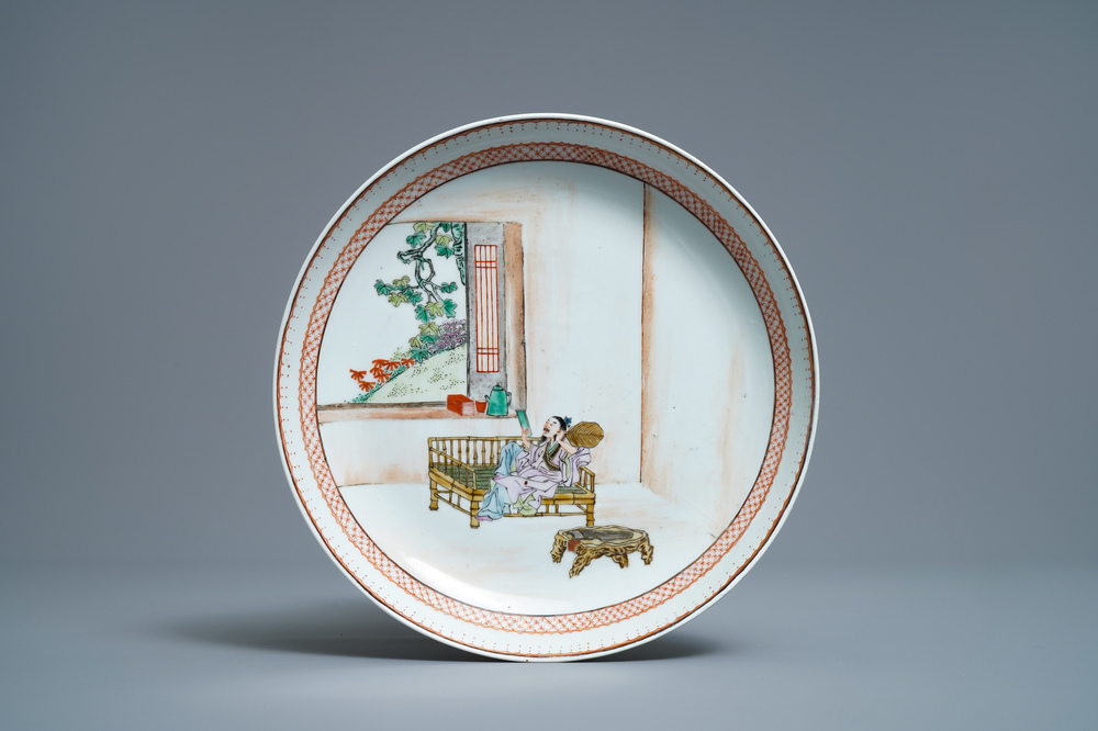 Un plat en porcelaine de Chine fencai &agrave; d&eacute;cor d'un lettr&eacute; dans un fauteuil, Qianlong/Jiaqing