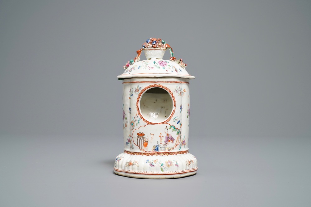 Un porte-montre en porcelaine de Chine famille rose &agrave; d&eacute;cor mandarin, Qianlong